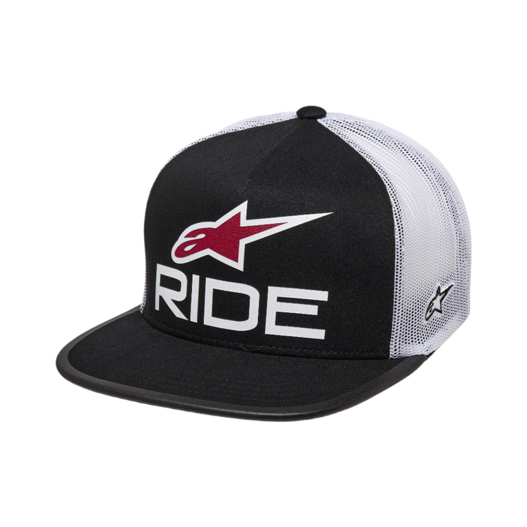 Alpinestars Ride 4.0 Trucker Hat, boné preto e branco com detalhes em vermelho, parte traseira em malha poli branca, pala plana preta, com logótipo RIDE em 3D e símbolo Astars vermelho na frente, acessório casual inspirado no desporto motorizado