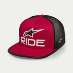 Boné Trucker Alpinestars Ride 4.0, vermelho e preto, pala plana com coroa estruturada, logótipo Ride impresso em 3D a branco e estrela A-star na frente, parte traseira em rede preta com logótipo lateral bordado a branco, estilo casual streetwear