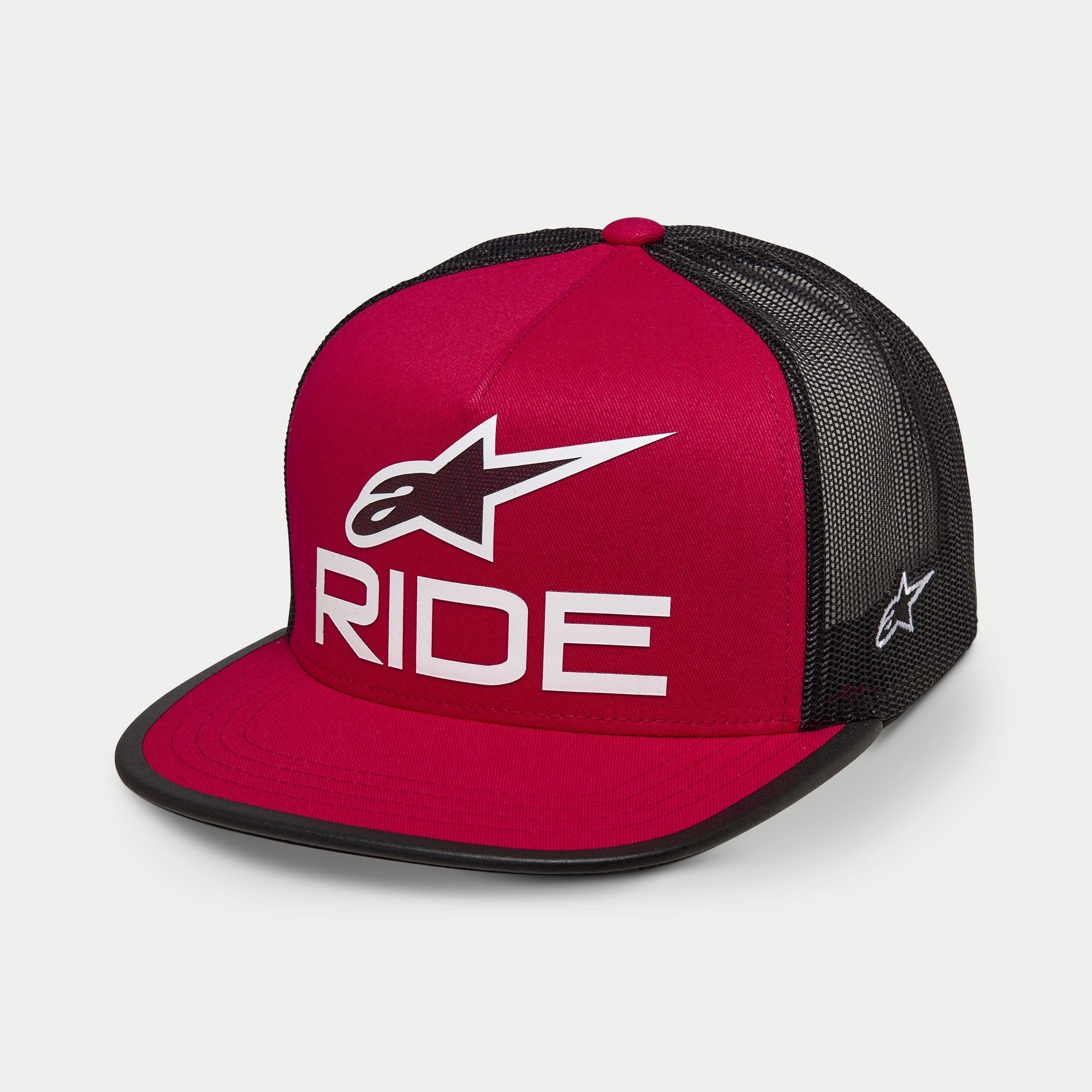 Boné Trucker Alpinestars Ride 4.0, vermelho e preto, pala plana com coroa estruturada, logótipo Ride impresso em 3D a branco e estrela A-star na frente, parte traseira em rede preta com logótipo lateral bordado a branco, estilo casual streetwear