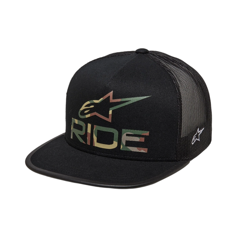 Alpinestars Ride 4.0 Camo Trucker Hat, boné preto com logótipo Alpinestars e texto "RIDE" em padrão camuflado na frente, pala plana, copa estruturada, rede preta na parte traseira para respirabilidade, design casual inspirado no desporto motorizado