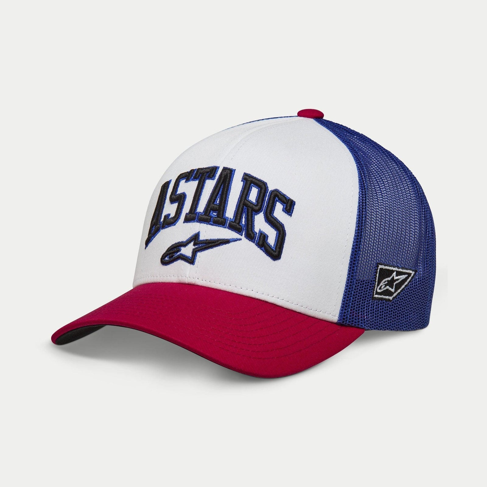 Alpinestars Dunker Trucker Hat, branco, vermelho e azul, pala curva vermelha, painel frontal branco com malha azul na parte traseira, bordado 3D Dunker na frente, logótipo lateral, acessório casual inspirado no desporto motorizado