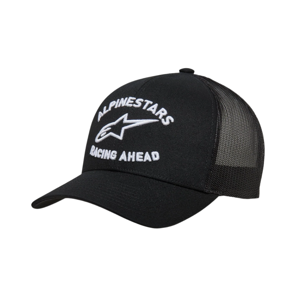 Boné Alpinestars Triple Trucker, boné trucker preto com pala curva e parte traseira em rede, bordado 3D branco com 'Alpinestars Racing Ahead' e logótipo, acessório casual inspirado no desporto motorizado