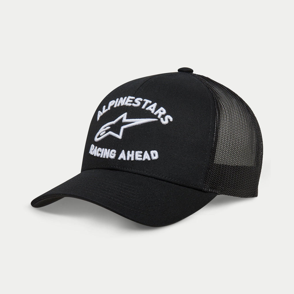 Alpinestars Triple Trucker Hat, boné trucker preto, pala curva, bordado 3D branco com o logótipo 'ALPINESTARS' e 'RACING AHEAD', frente em sarja e painéis traseiros em malha, vestuário casual de desporto motorizado