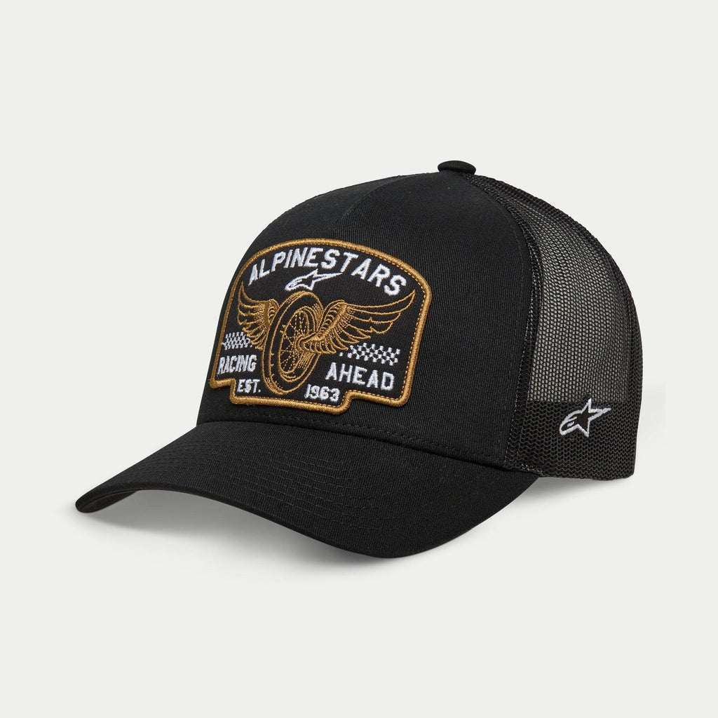 Boné Trucker Alpinestars Heritage Patch, preto, coroa estruturada com pala curva, grande patch frontal bordado com roda alada e 'Racing Ahead Est. 1963', painéis traseiros em malha preta com logótipo de estrela lateral, acessório casual de desportos motorizados