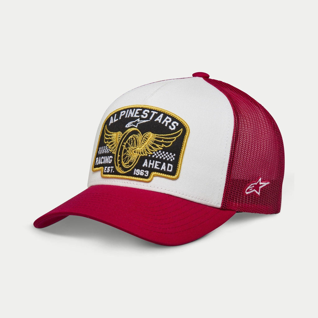 Boné Trucker Alpinestars Heritage Patch, branco e vermelho, painel frontal estruturado branco com grande patch bordado Alpinestars Racing Ahead, pala curva vermelha e parte traseira em rede, logótipo de estrela lateral, acessório lifestyle casual
