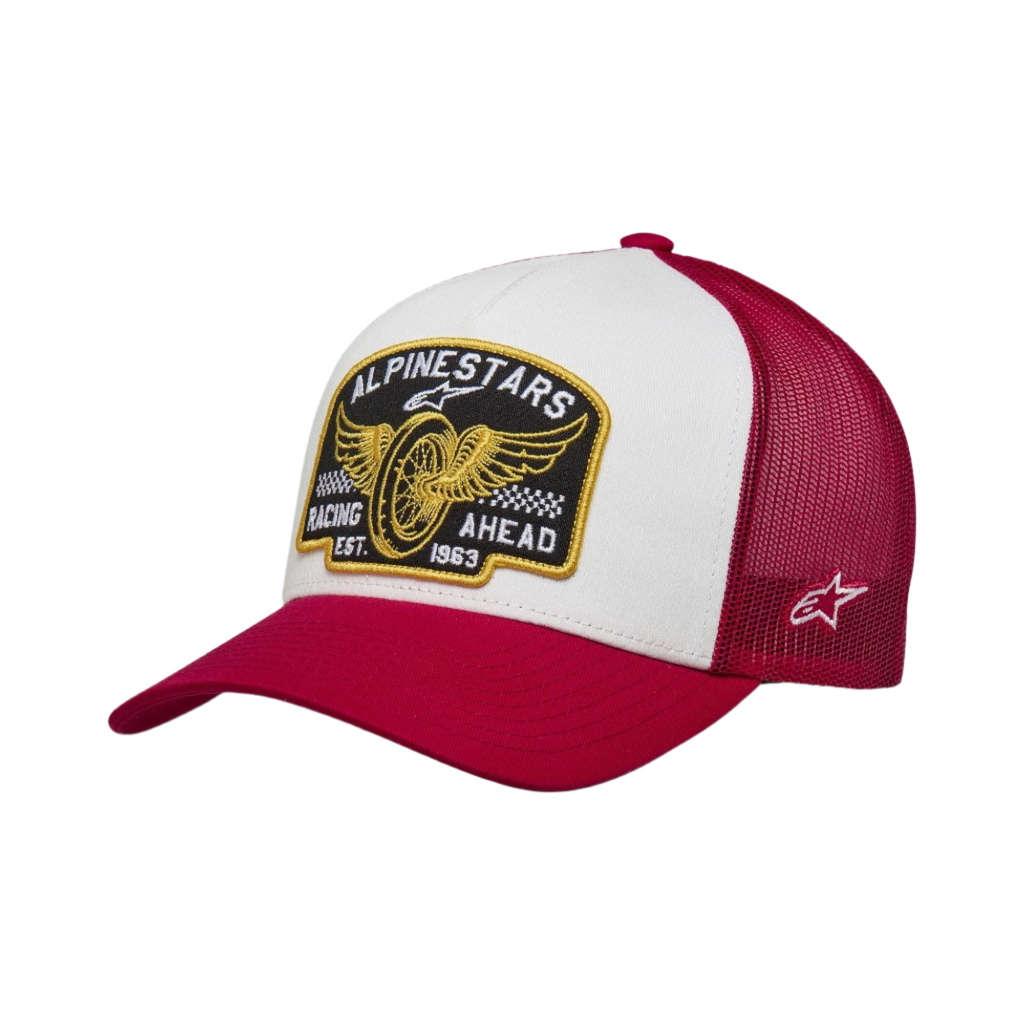 Boné Trucker Alpinestars Heritage Patch, boné snapback casual, painel frontal branco com pala curva vermelha e parte traseira em rede, com um grande patch clássico bordado na frente e um pequeno logótipo lateral, coroa estruturada, acessório inspirado no desporto motorizado