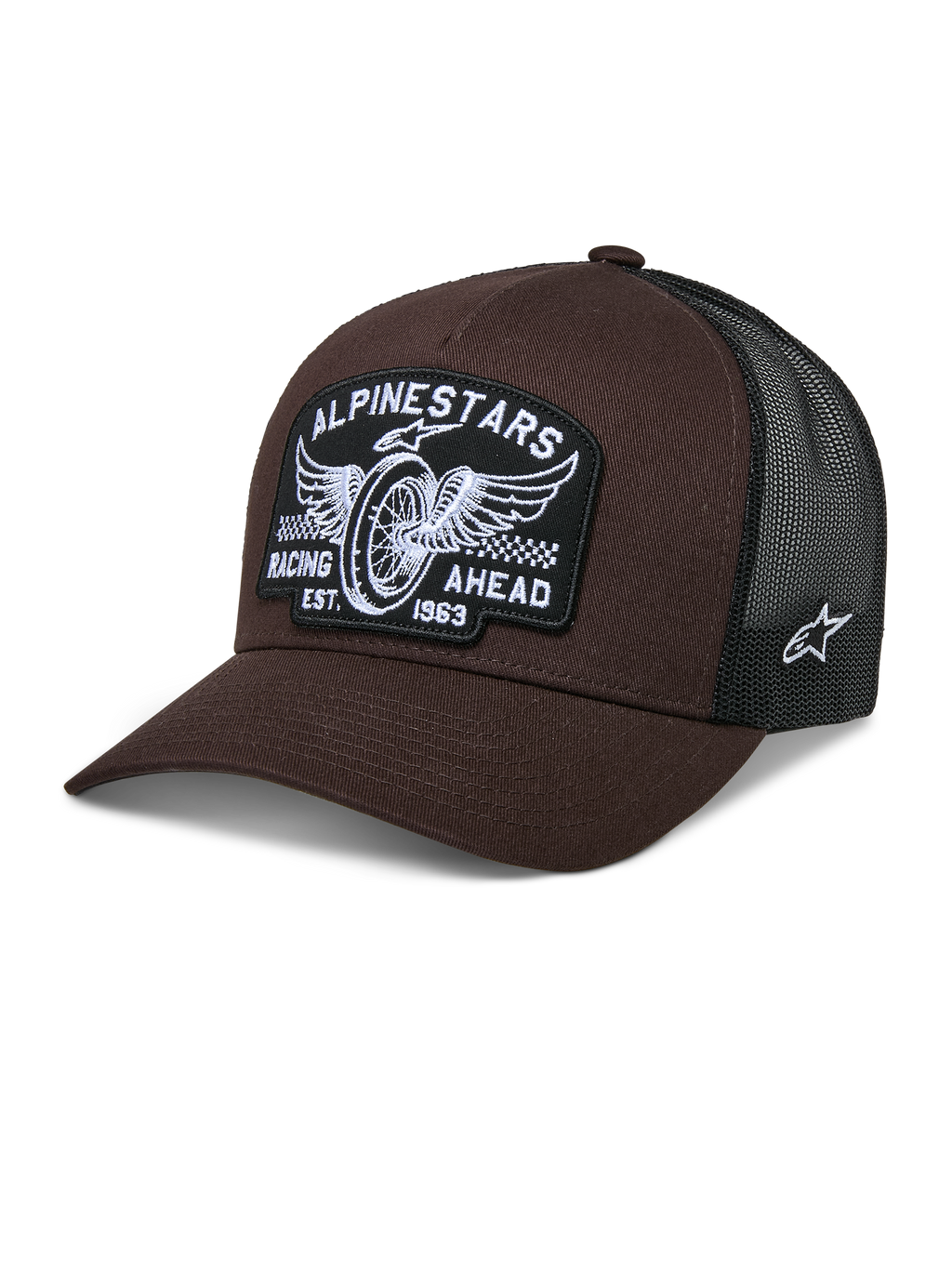 Boné Alpinestars Heritage Patch Trucker, castanho e preto, com um grande patch frontal com bordado de roda alada e o texto "RACING AHEAD EST. 1963", parte traseira em rede preta respirável, aba curva, logótipo de estrela branco lateral, acessório casual inspirado no desporto motorizado