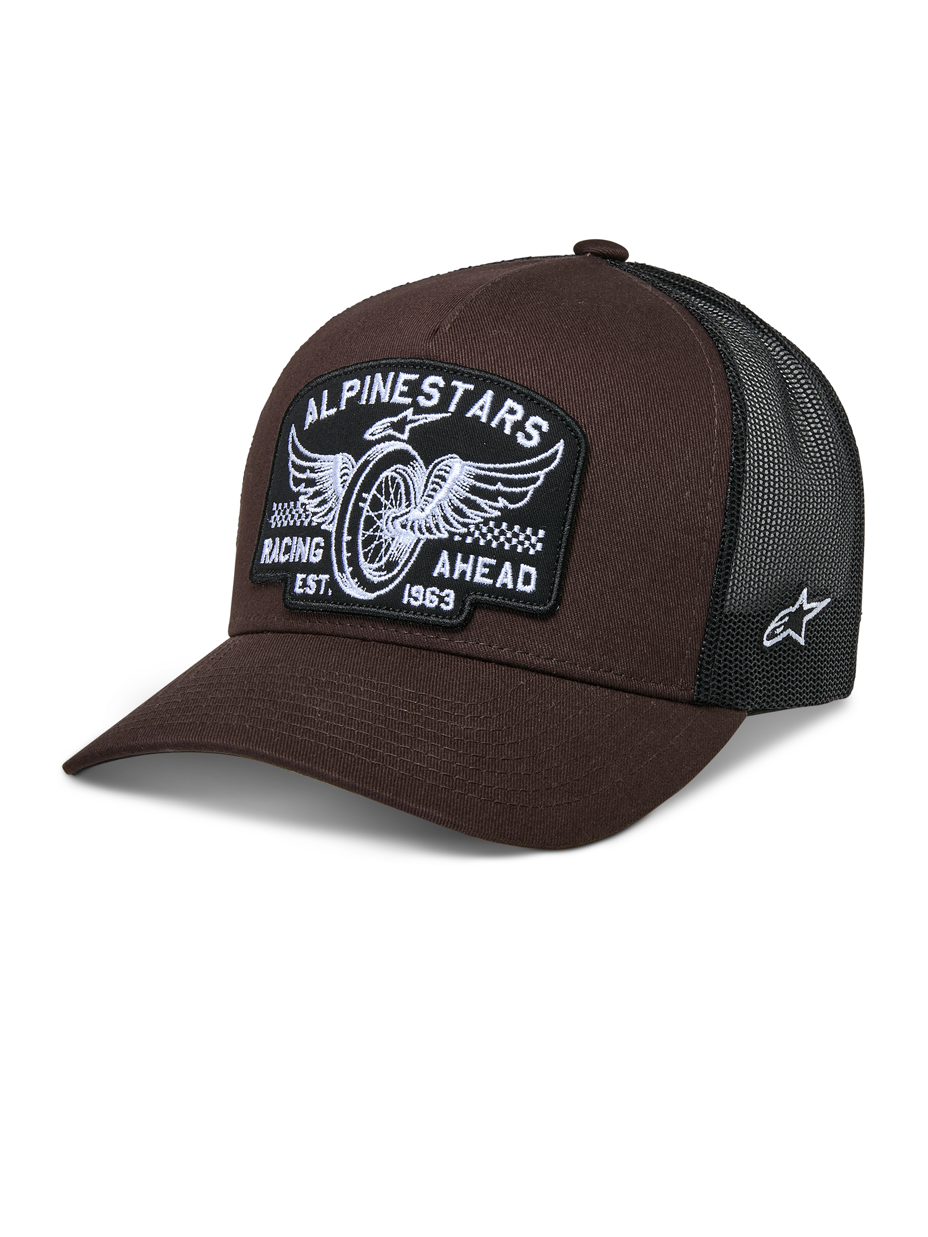 Boné Alpinestars Heritage Patch Trucker, castanho e preto, com um grande patch frontal com bordado de roda alada e o texto "RACING AHEAD EST. 1963", parte traseira em rede preta respirável, aba curva, logótipo de estrela branco lateral, acessório casual inspirado no desporto motorizado