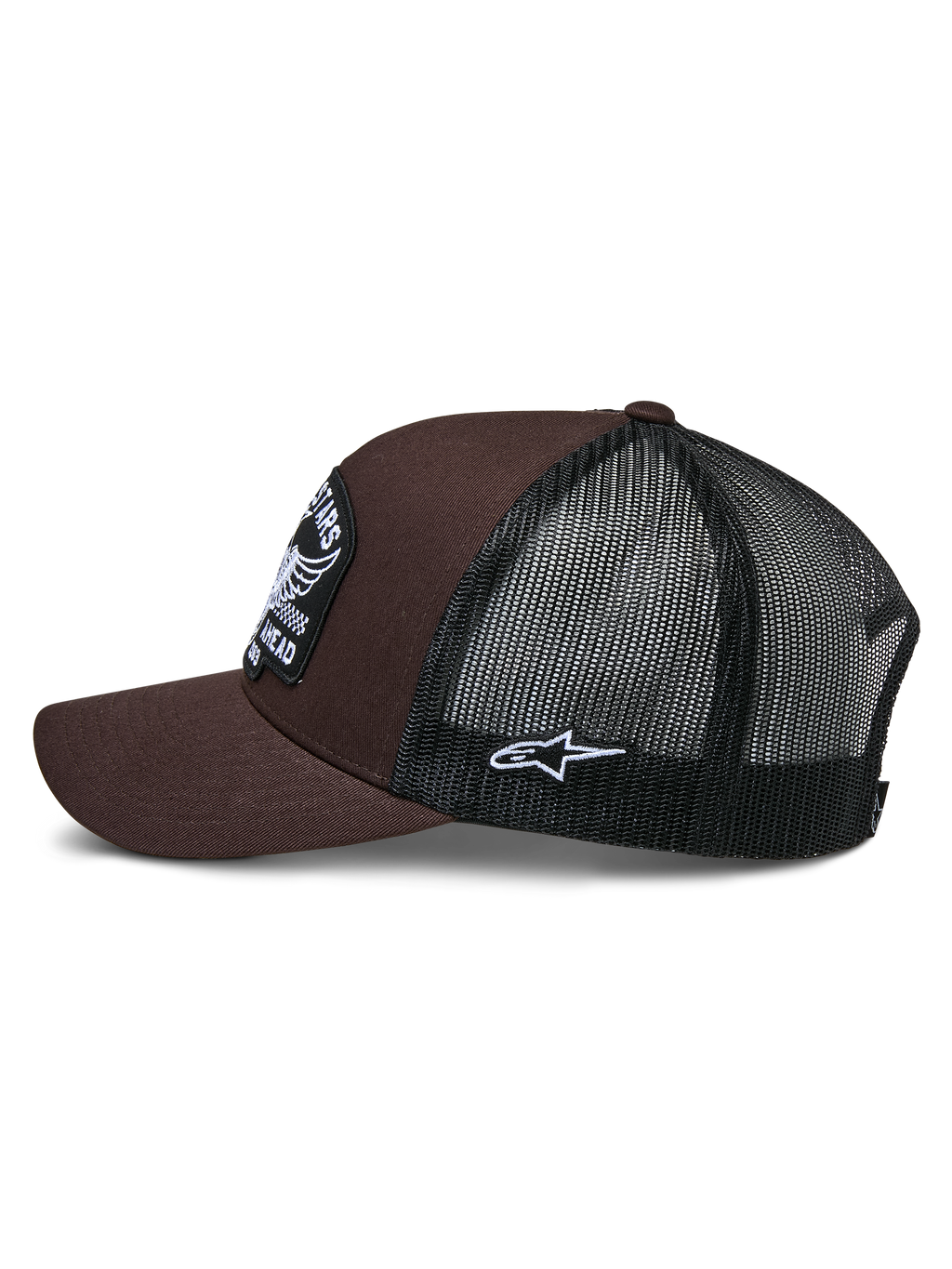 Boné Trucker Alpinestars Heritage Patch, castanho e preto, vista lateral mostrando a frente de sarja castanha e a parte traseira em rede preta, patch lateral branco com logótipo Ageless, coroa estruturada e aba curva