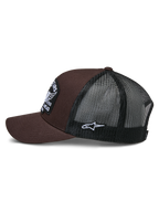 Boné Trucker Alpinestars Heritage Patch, castanho e preto, vista lateral mostrando a frente de sarja castanha e a parte traseira em rede preta, patch lateral branco com logótipo Ageless, coroa estruturada e aba curva