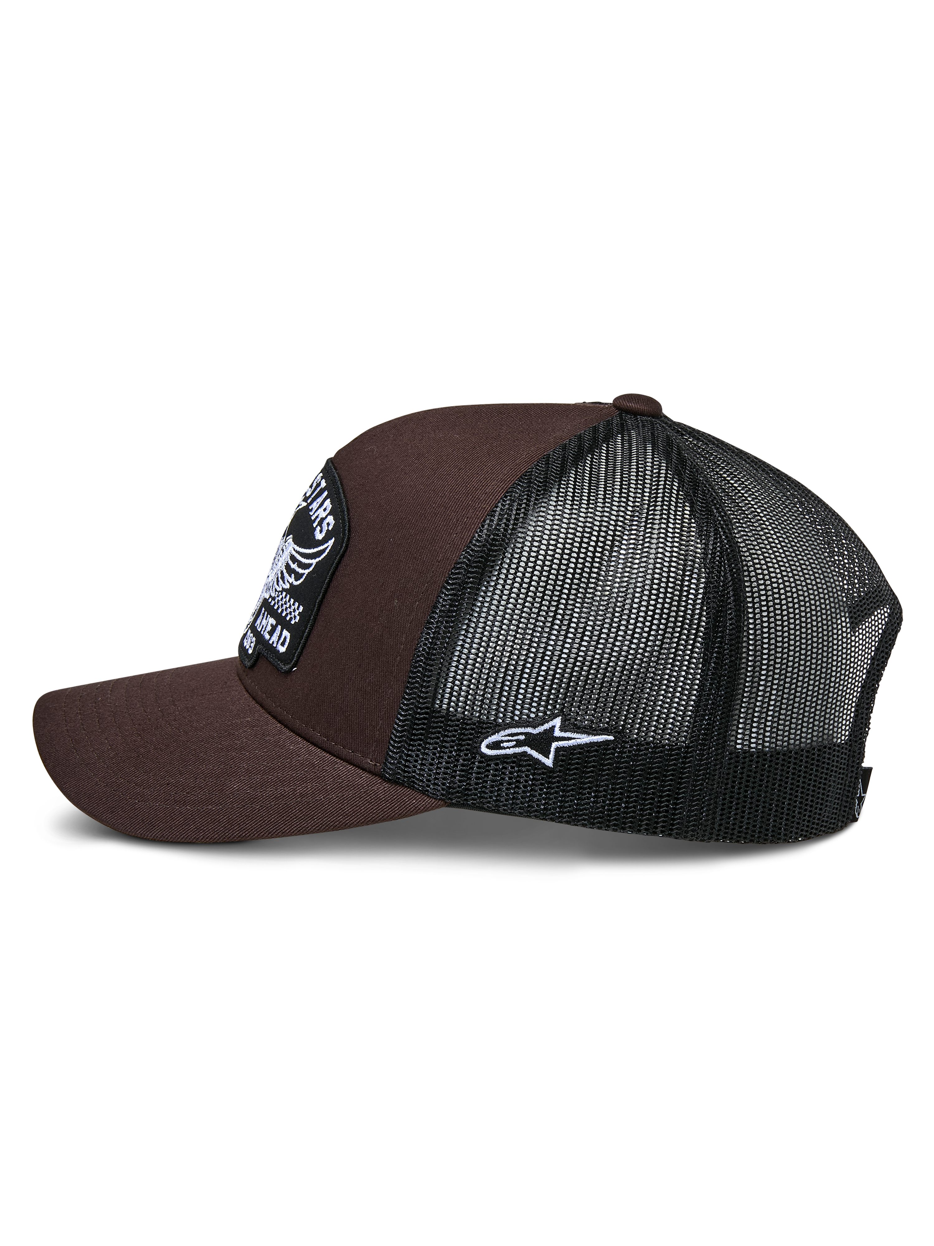 Boné Trucker Alpinestars Heritage Patch, castanho e preto, vista lateral mostrando a frente de sarja castanha e a parte traseira em rede preta, patch lateral branco com logótipo Ageless, coroa estruturada e aba curva