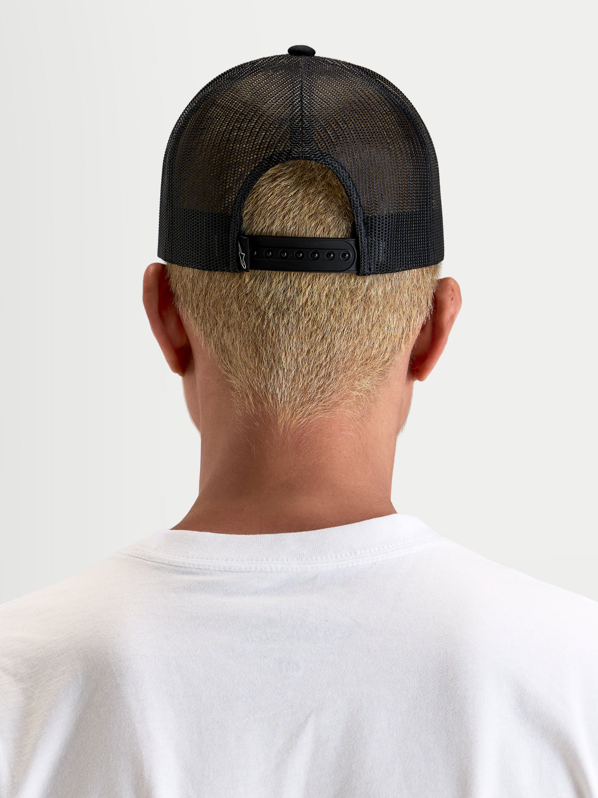 Alpinestars Heritage Patch Boné Trucker, boné casual com parte traseira em malha, preto, vista traseira a mostrar o fecho snapback regulável e a construção em malha de poliéster num modelo