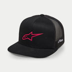 Alpinestars 3D Ageless Trucker Hat, preto e vermelho, com logótipo de estrela bordado a vermelho na parte frontal, painéis traseiros em malha preta, pala reta, bordado lateral branco, acessório casual inspirado no desporto motorizado
