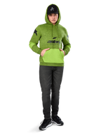 Alpinestars Hoodie Perpetuate, hoodie de lã em verde lima mesclado com bolso canguru e painéis nas mangas em verde vivo contrastante, grafismo frontal 'astars' a preto, combinado com um boné preto e calças de ganga escuras, streetwear casual inspirado no desporto motorizado