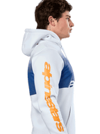 Alpinestars Specter Hoodie, streetwear casual, branco com padrão em degradê azul, logótipo Alpinestars grande em cor de laranja na manga, perfil lateral de um homem a usar o hoodie