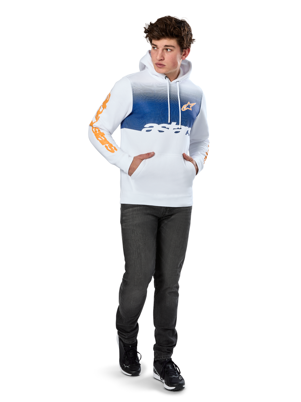 Alpinestars Specter Hoodie, hoodie de lã branco com impressão em degradê azul, logótipo frontal HD laranja e inscrições nas mangas, com bolso canguru e capuz com cordão, usado com calças de ganga escuras para um look casual inspirado no desporto motorizado