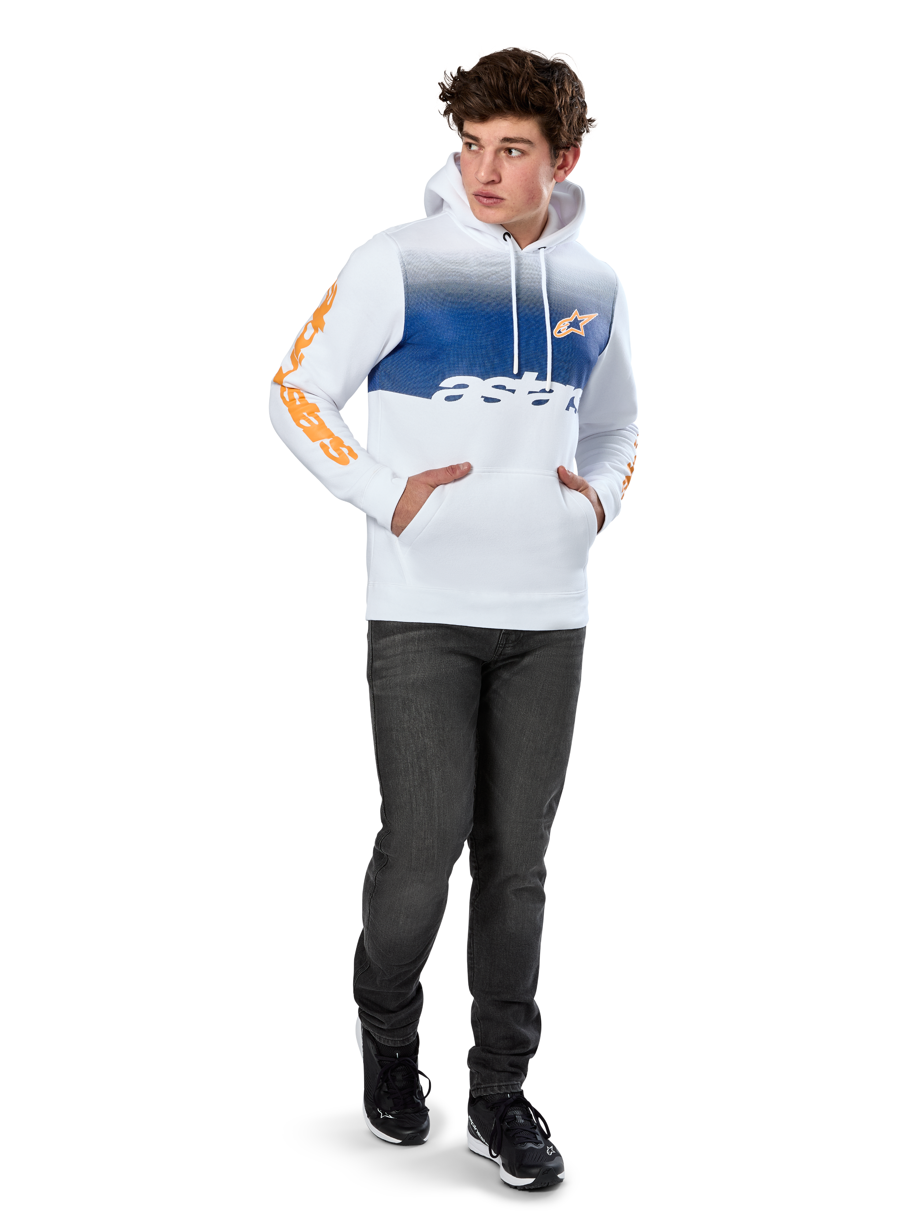 Alpinestars Specter Hoodie, hoodie de lã branco com impressão em degradê azul, logótipo frontal HD laranja e inscrições nas mangas, com bolso canguru e capuz com cordão, usado com calças de ganga escuras para um look casual inspirado no desporto motorizado