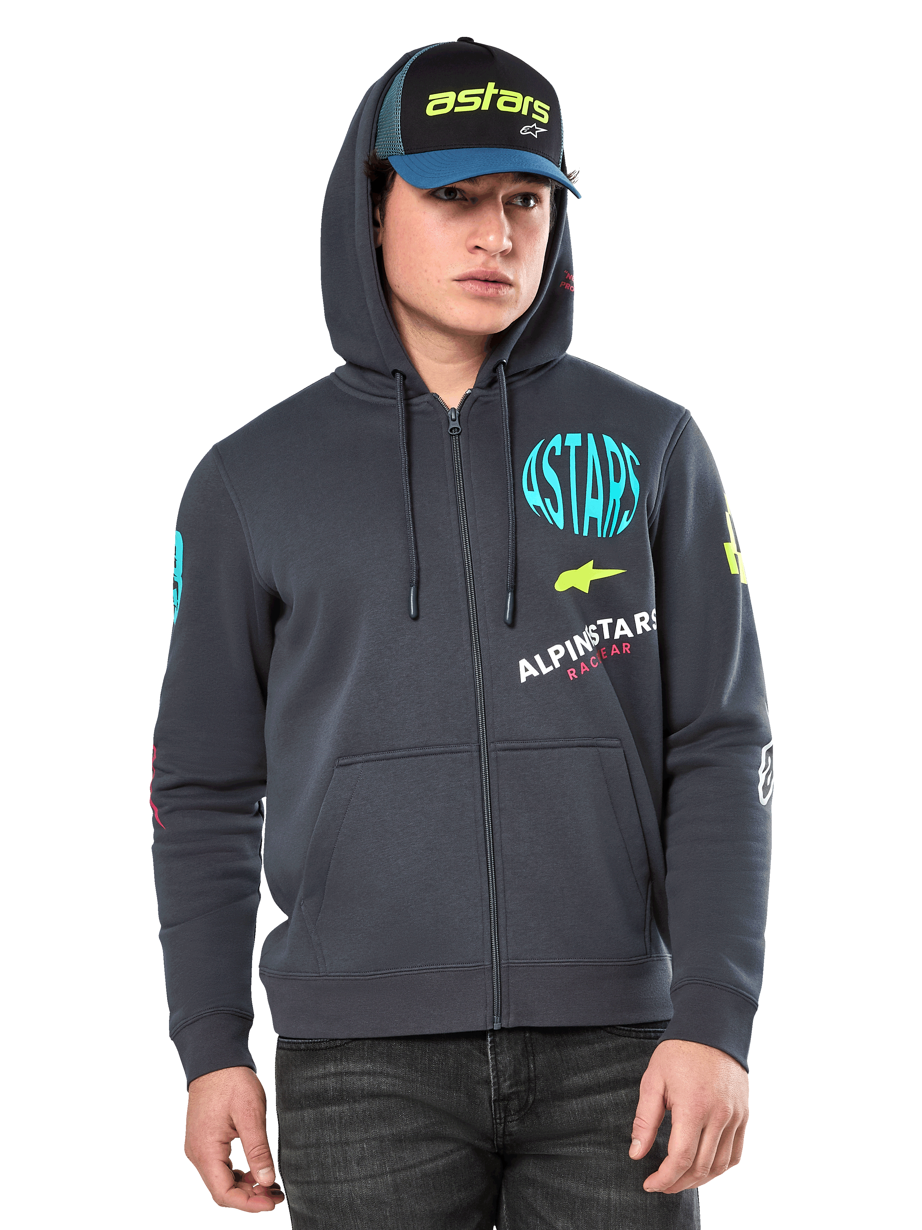 Alpinestars Variegate Hoodie, hoodie de lã com fecho de correr frontal, cinzento gunmetal com gráficos de logótipos multicoloridos no peito e nas mangas, usado por um modelo com boné a condizer, streetwear casual com bolsos canguru e fecho de correr integral