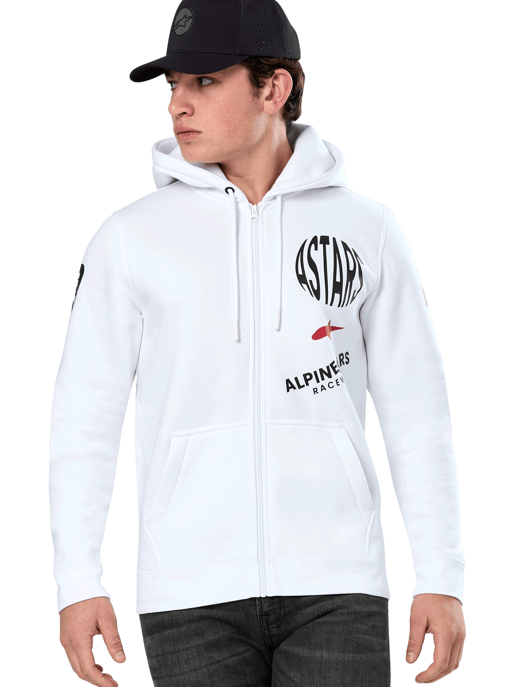 Alpinestars Variegate Hoodie, sweatshirt branca com capuz e fecho de correr, com grafismos de corrida ASTARS em preto e vermelho, vestida por um modelo com boné preto e calças de ganga escuras, streetwear casual de desportos motorizados com bolso canguru e capuz com cordão
