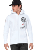 Alpinestars Variegate Hoodie, sweatshirt branca com capuz e fecho de correr, com grafismos de corrida ASTARS em preto e vermelho, vestida por um modelo com boné preto e calças de ganga escuras, streetwear casual de desportos motorizados com bolso canguru e capuz com cordão