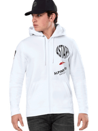 Alpinestars Variegate Hoodie, sweatshirt branca com capuz e fecho de correr, com grafismos de corrida ASTARS em preto e vermelho, vestida por um modelo com boné preto e calças de ganga escuras, streetwear casual de desportos motorizados com bolso canguru e capuz com cordão