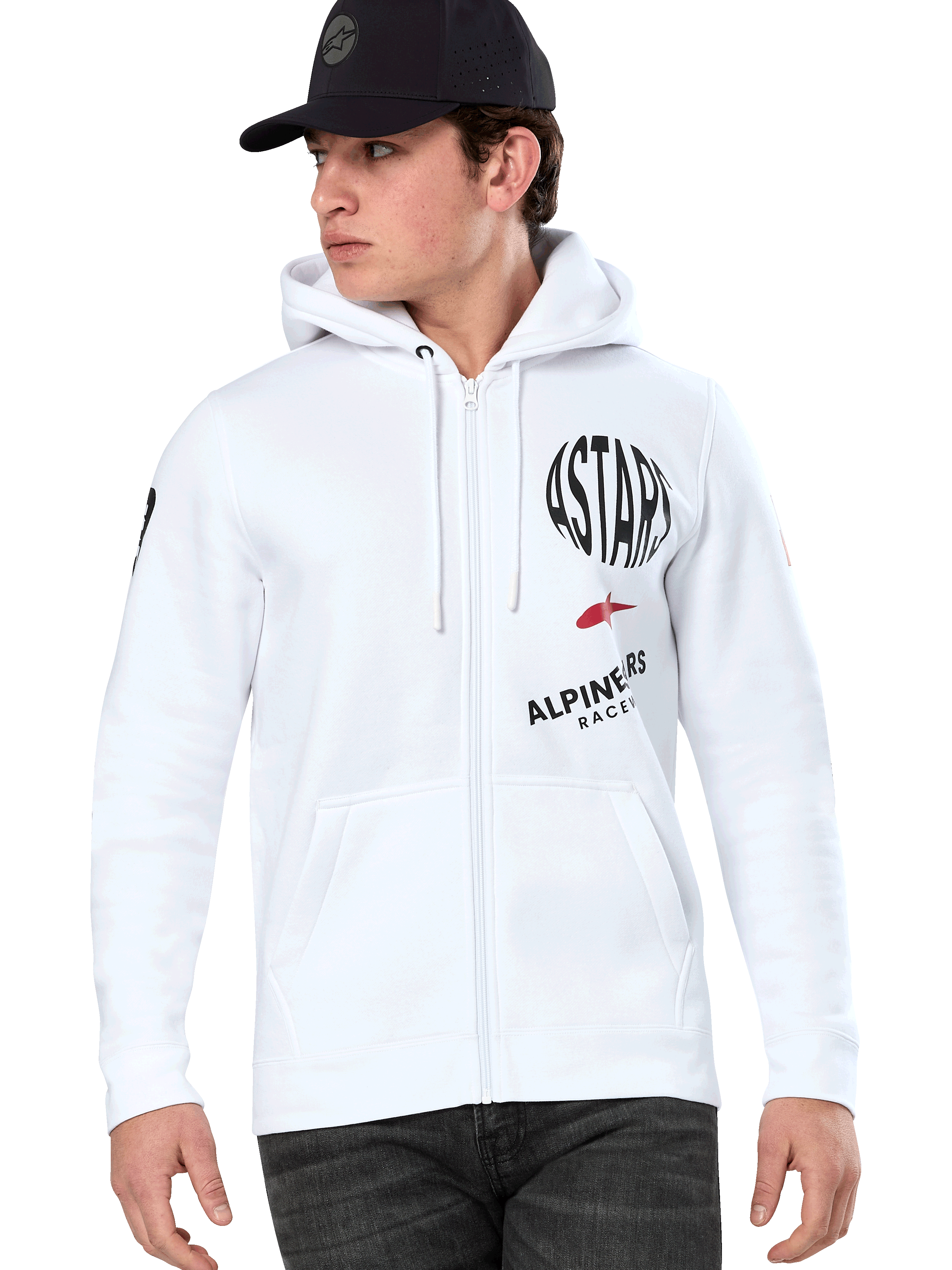 Alpinestars Variegate Hoodie, sweatshirt branca com capuz e fecho de correr, com grafismos de corrida ASTARS em preto e vermelho, vestida por um modelo com boné preto e calças de ganga escuras, streetwear casual de desportos motorizados com bolso canguru e capuz com cordão