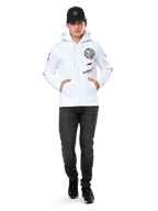 Hoodie Variegate Alpinestars, hoodie branco de lã com fecho de correr, arte com múltiplos logótipos com 'ASTARS' e logótipo de estrela vermelha no peito, detalhes gráficos nas mangas, usado por modelo com boné preto e calças de ganga pretas, streetwear casual de desportos motorizados