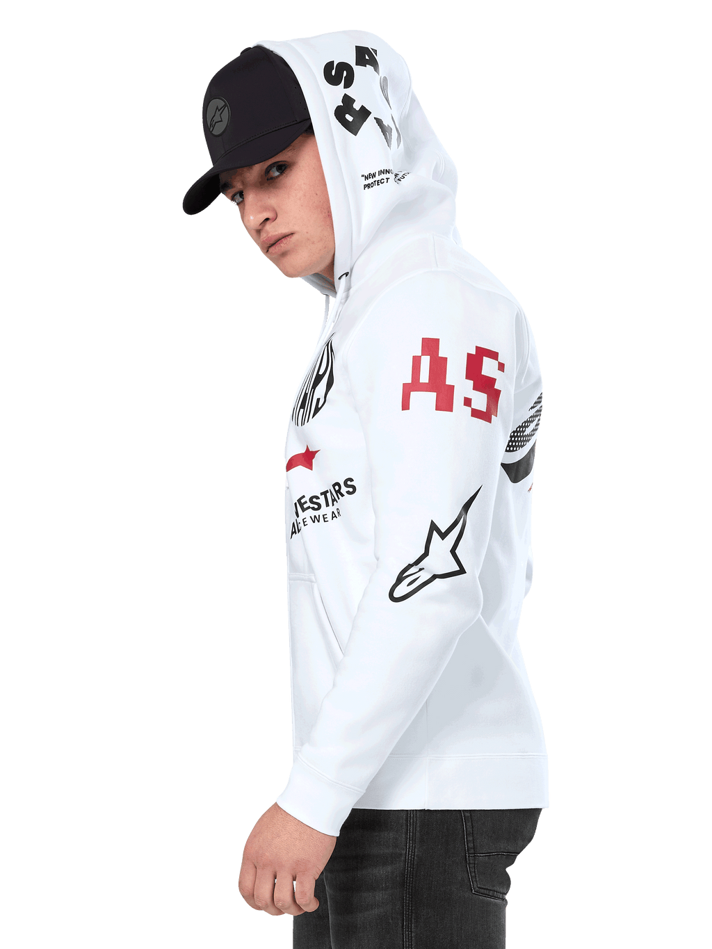 Alpinestars Variegate Hoodie, hoodie de lã branco com fecho de correr frontal, arte com múltiplos logótipos nas mangas e capuz com letras 'AS' vermelhas e logótipo de estrela preto, vestido por um homem com boné preto, streetwear casual de motorsport