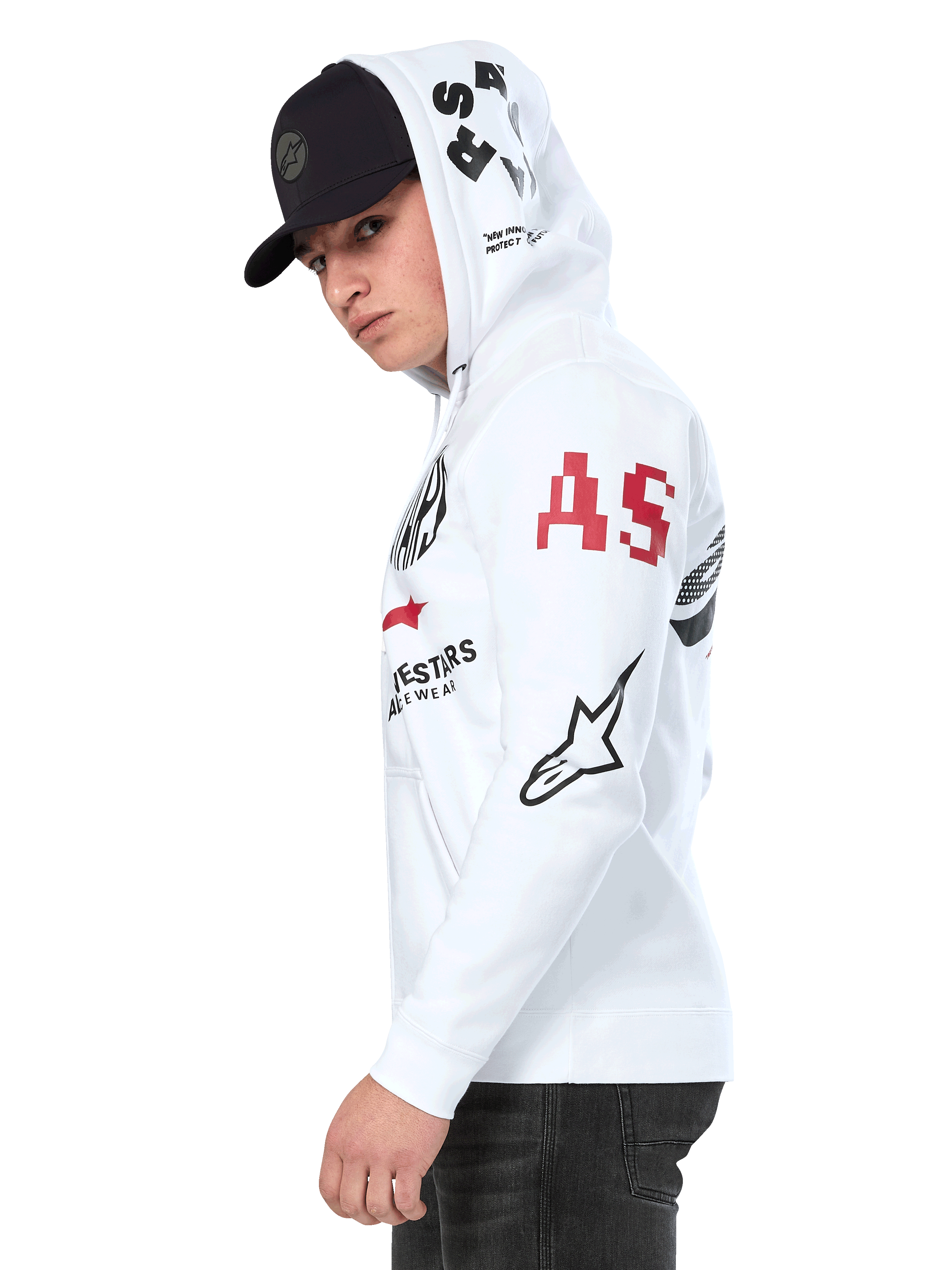 Alpinestars Variegate Hoodie, hoodie de lã branco com fecho de correr frontal, arte com múltiplos logótipos nas mangas e capuz com letras 'AS' vermelhas e logótipo de estrela preto, vestido por um homem com boné preto, streetwear casual de motorsport