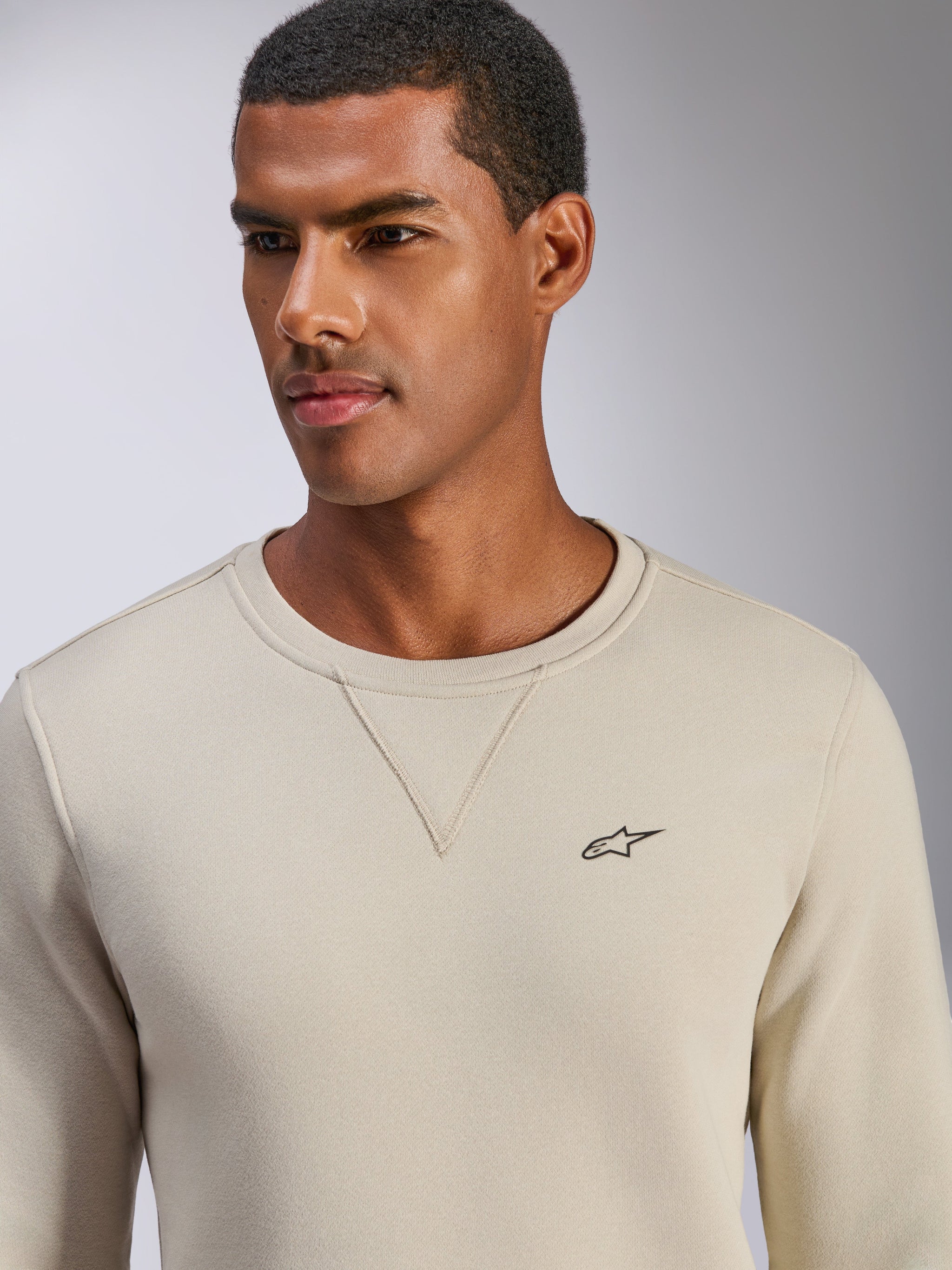 Sweatshirt Alpinestars Positive Crew, Off White, camisola de gola redonda com pequeno logótipo de estrela preto no peito, detalhe de costura em V na gola, vestuário casual de estilo de vida inspirado no desporto motorizado