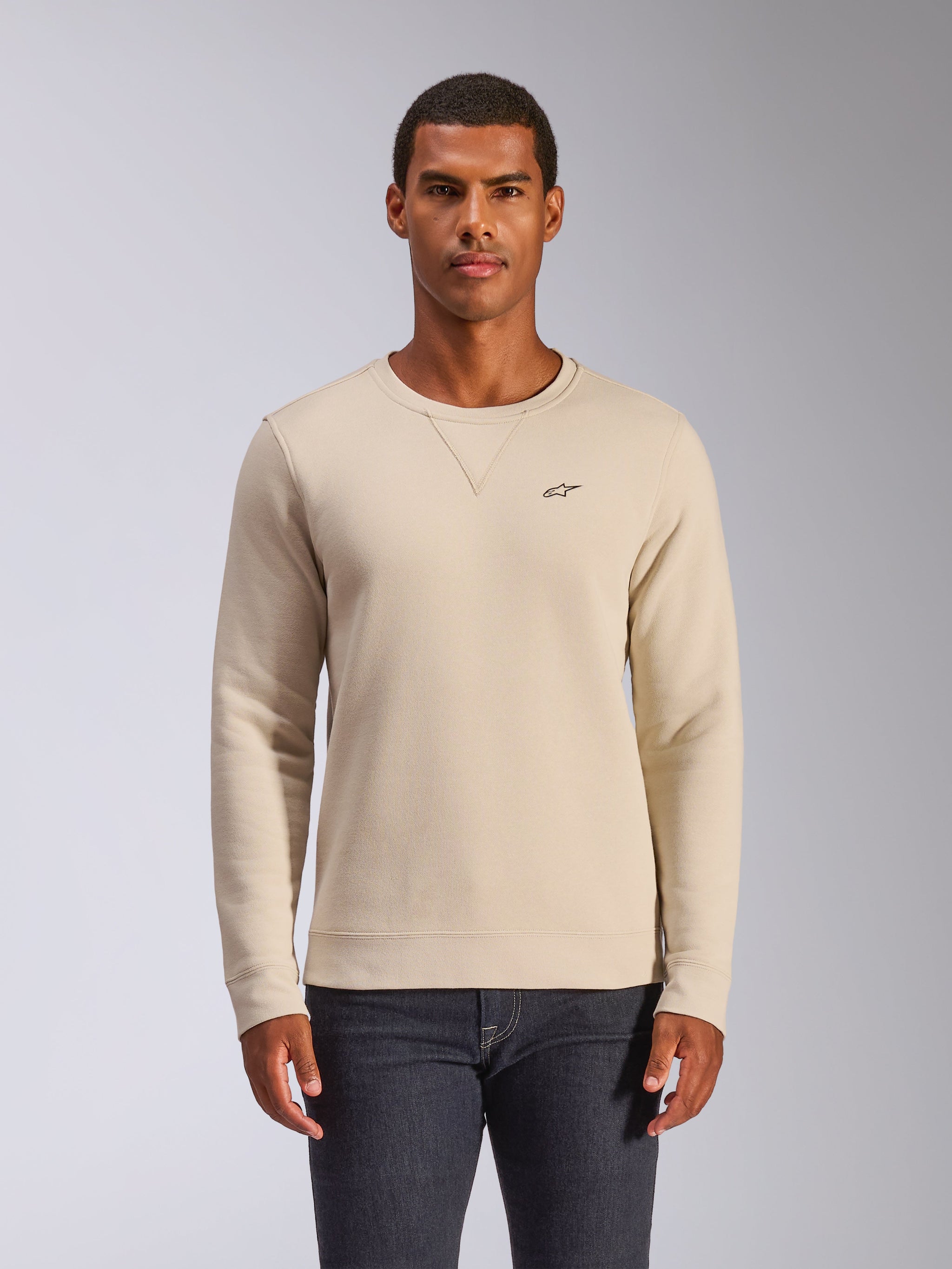 Alpinestars Positive Crew, camisola de gola redonda, Off White, com um pequeno logótipo de estrela preto no peito, detalhe de costura em V na gola, punhos e bainha canelados, streetwear casual inspirado no desporto motorizado