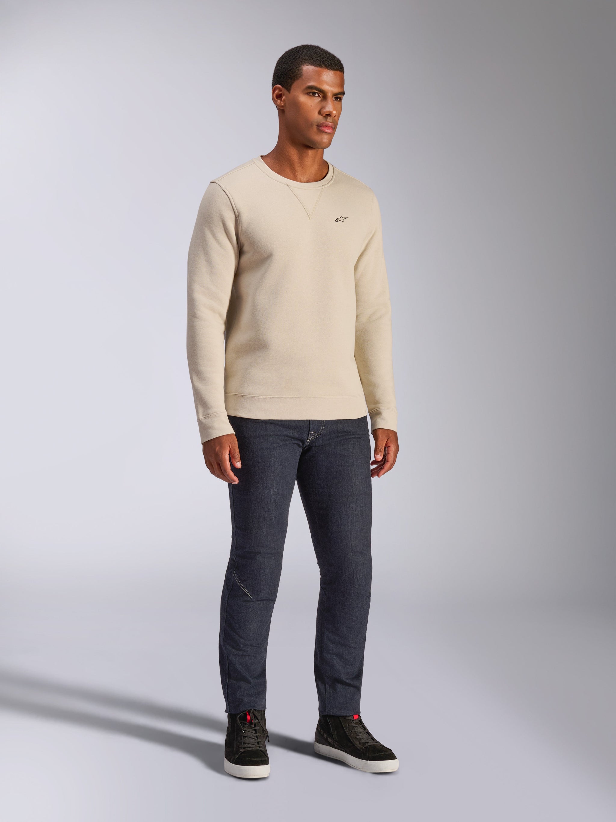 Alpinestars Positive Crew, sweatshirt de gola redonda, Off White, streetwear casual, com pequeno logótipo A-star preto no peito, gola canelada com detalhe de costura em V, mangas compridas, design moderno inspirado no desporto motorizado