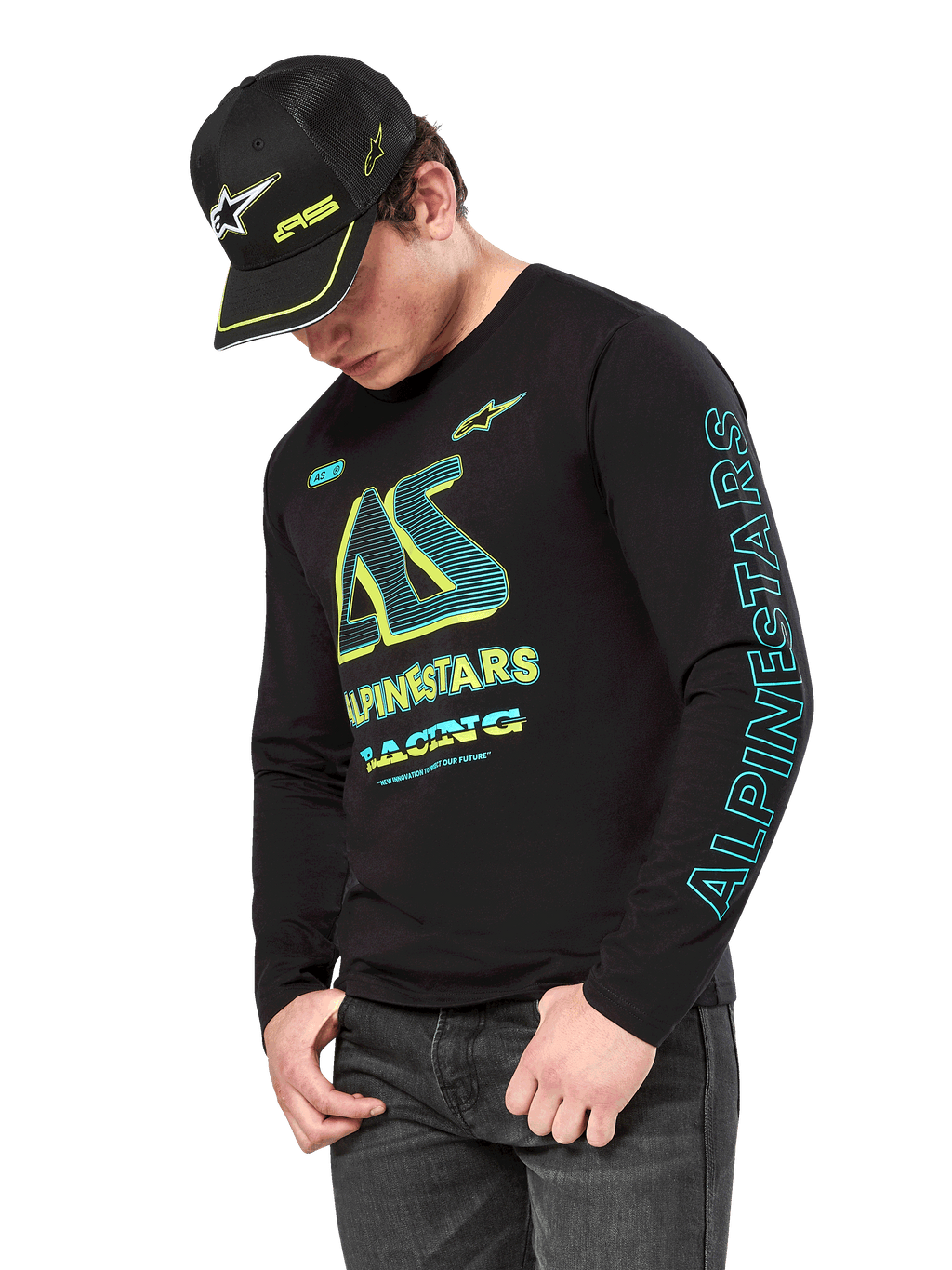 T-shirt de Manga Comprida Alpinestars Ayess CSF, camisola de manga comprida preta com grafismos amarelo néon e ciano, logótipo AS grande no peito e marca Alpinestars vertical na manga, usada por um modelo com boné preto a condizer e calças de ganga escuras, vestuário casual de estilo de vida motorsport
