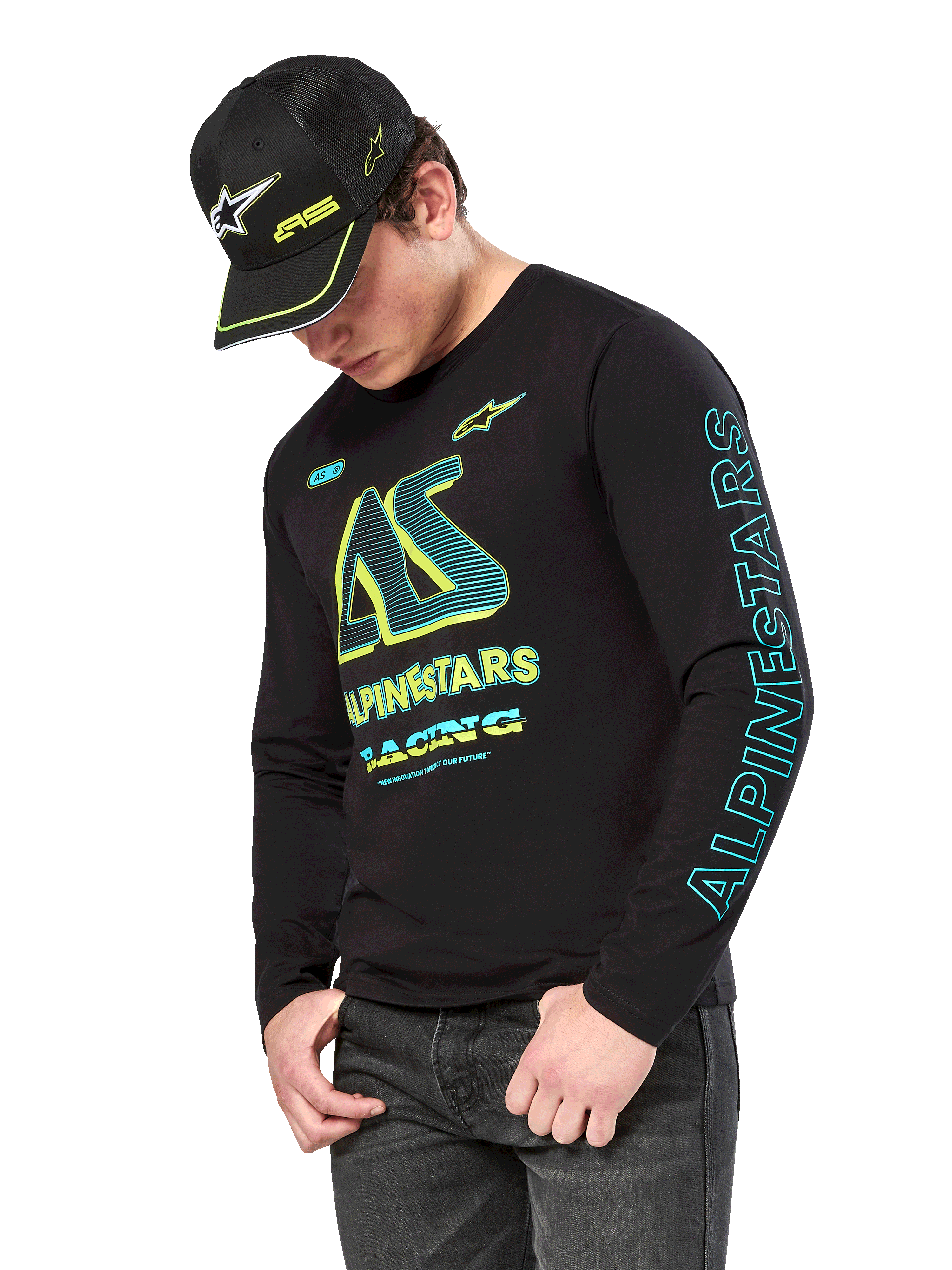 T-shirt de Manga Comprida Alpinestars Ayess CSF, camisola de manga comprida preta com grafismos amarelo néon e ciano, logótipo AS grande no peito e marca Alpinestars vertical na manga, usada por um modelo com boné preto a condizer e calças de ganga escuras, vestuário casual de estilo de vida motorsport