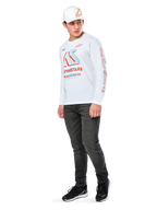 Alpinestars Ayess CSF Tee, T-shirt de manga comprida branca, com grandes grafismos de corrida CSF em azul e vermelho no peito e logótipo Alpinestars vermelho na manga, usada com calças de ganga escuras e um boné Alpinestars branco, streetwear casual de desportos motorizados