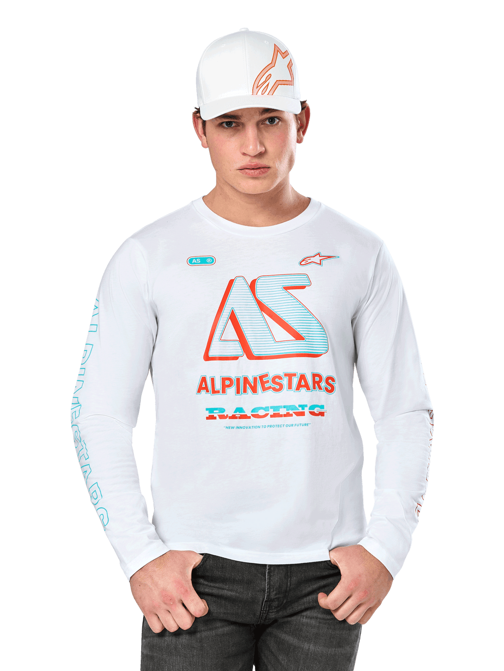 Alpinestars Ayess Csf Long Sleeve Tee, t-shirt de motorsport branca de manga comprida, com logótipo AS colorido em azul e vermelho, gráficos ALPINESTARS RACING, usada com boné branco e calças de ganga pretas, fundo branco