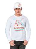 Alpinestars Ayess Csf Long Sleeve Tee, t-shirt de motorsport branca de manga comprida, com logótipo AS colorido em azul e vermelho, gráficos ALPINESTARS RACING, usada com boné branco e calças de ganga pretas, fundo branco