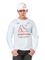 Alpinestars Ayess Csf Long Sleeve Tee, t-shirt de motorsport branca de manga comprida, com logótipo AS colorido em azul e vermelho, gráficos ALPINESTARS RACING, usada com boné branco e calças de ganga pretas, fundo branco