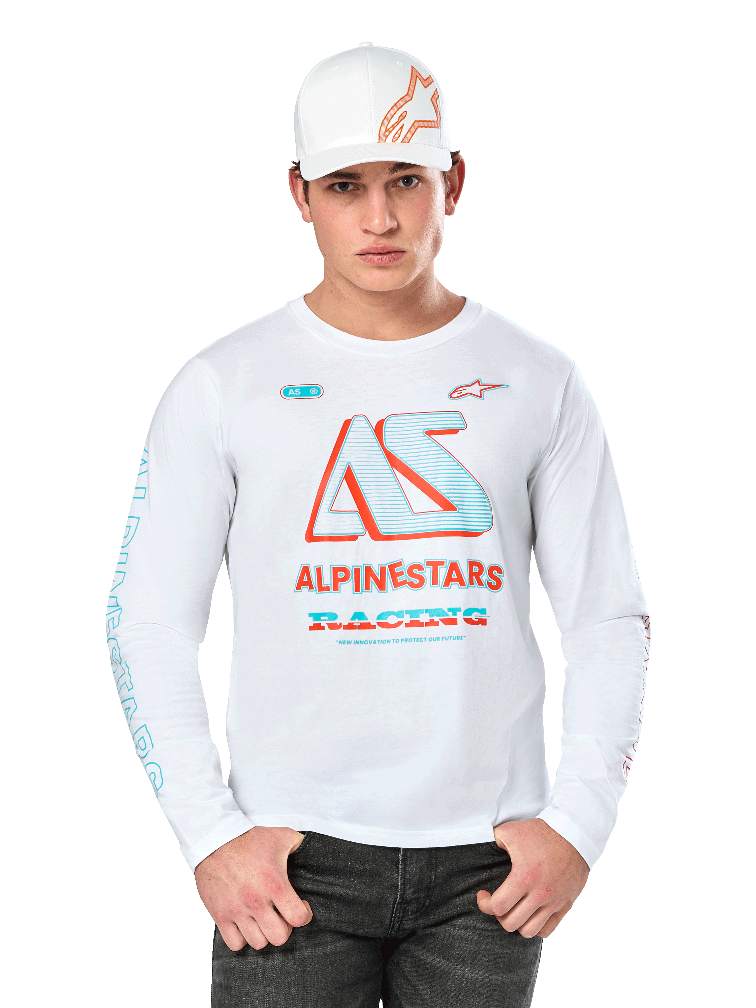 Alpinestars Ayess Csf Long Sleeve Tee, t-shirt de motorsport branca de manga comprida, com logótipo AS colorido em azul e vermelho, gráficos ALPINESTARS RACING, usada com boné branco e calças de ganga pretas, fundo branco