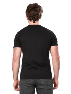 T-shirt Alpinestars Semicircle CSF, t-shirt de manga curta preta, vista traseira no modelo, verso liso, streetwear casual de desportos motorizados, combinada com calças de ganga cinzento escuro