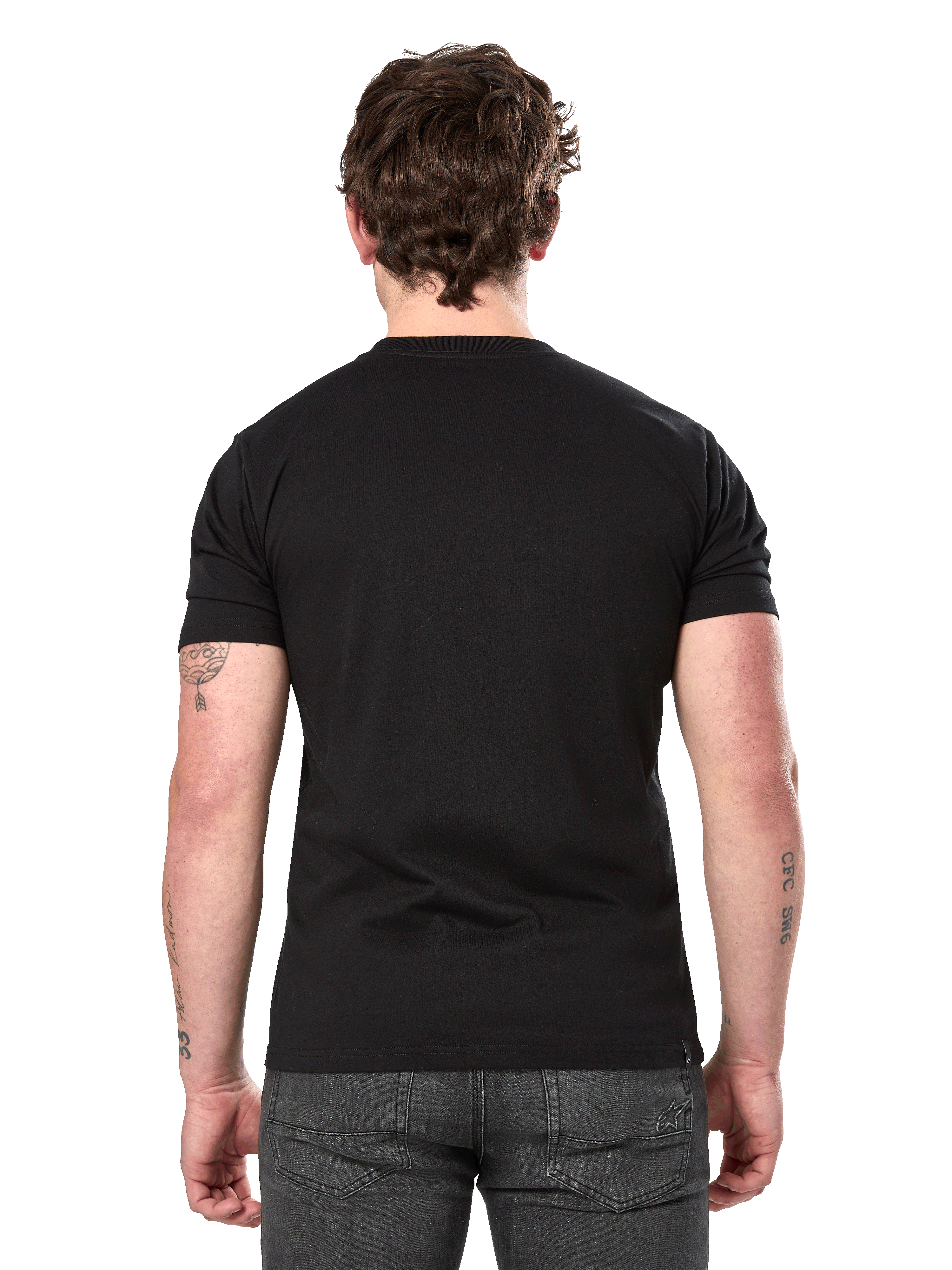 T-shirt Alpinestars Semicircle CSF, t-shirt de manga curta preta, vista traseira no modelo, verso liso, streetwear casual de desportos motorizados, combinada com calças de ganga cinzento escuro
