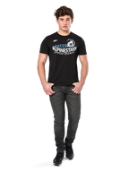 T-shirt Alpinestars Semicircle CSF, t-shirt de manga curta, preta com gráfico curvo em branco e azul claro no peito, vestida por modelo com calças de ganga cinzento escuro e sapatilhas pretas, streetwear casual de desportos motorizados