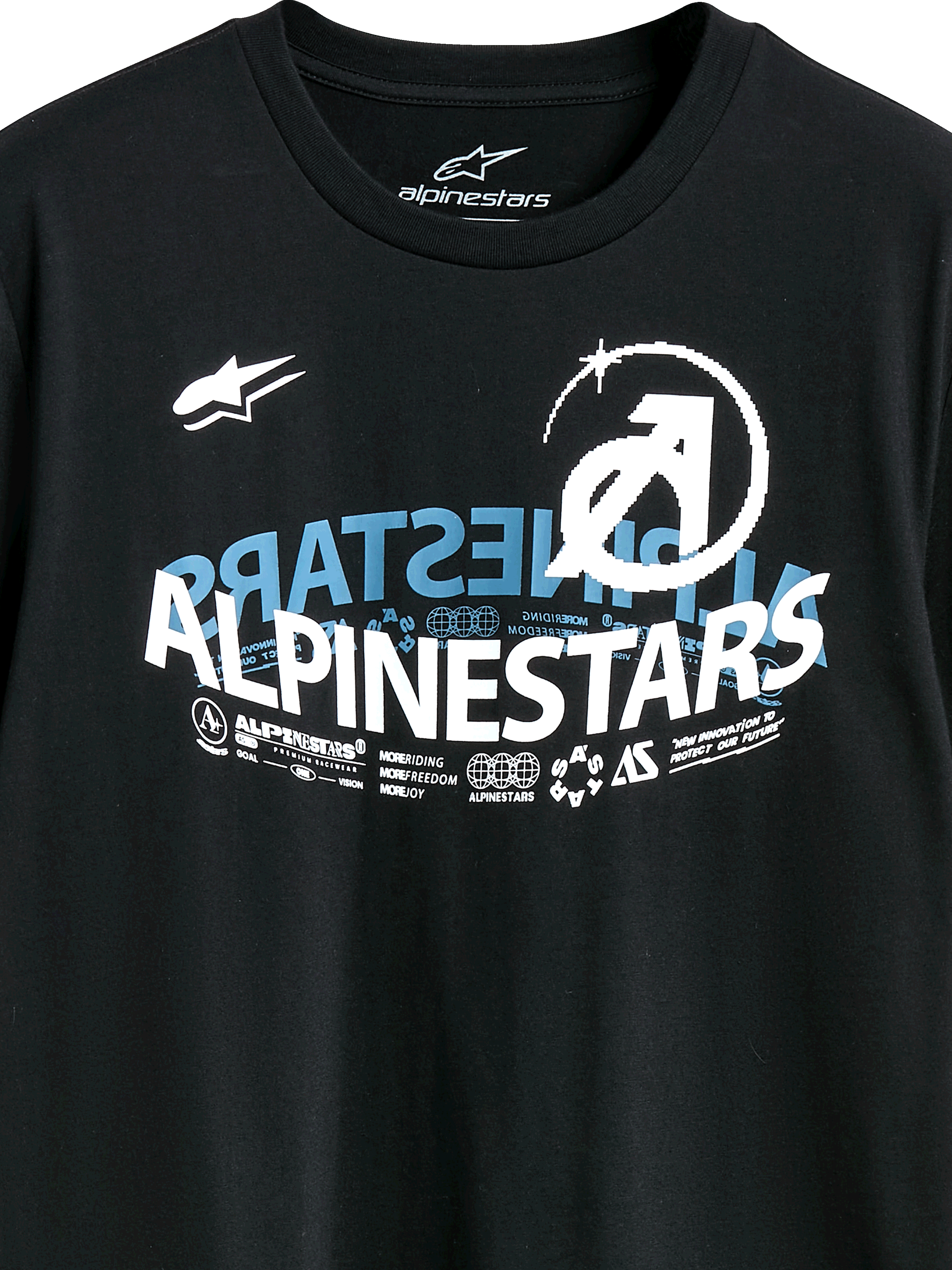Alpinestars Semicircle CSF Tee, t-shirt de manga curta, preta, com um gráfico curvo Alpinestars em branco e azul, ícones técnicos e slogans, streetwear casual de desportos motorizados