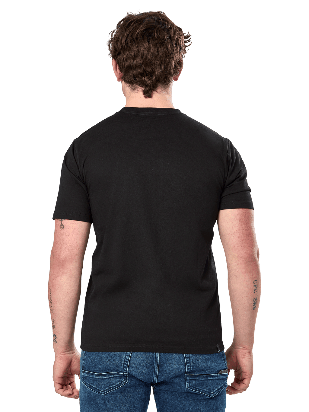Alpinestars Cereal CSF Tee, T-shirt de manga curta, preta, vista traseira, usada com calças de ganga azuis, streetwear casual inspirado no desporto motorizado