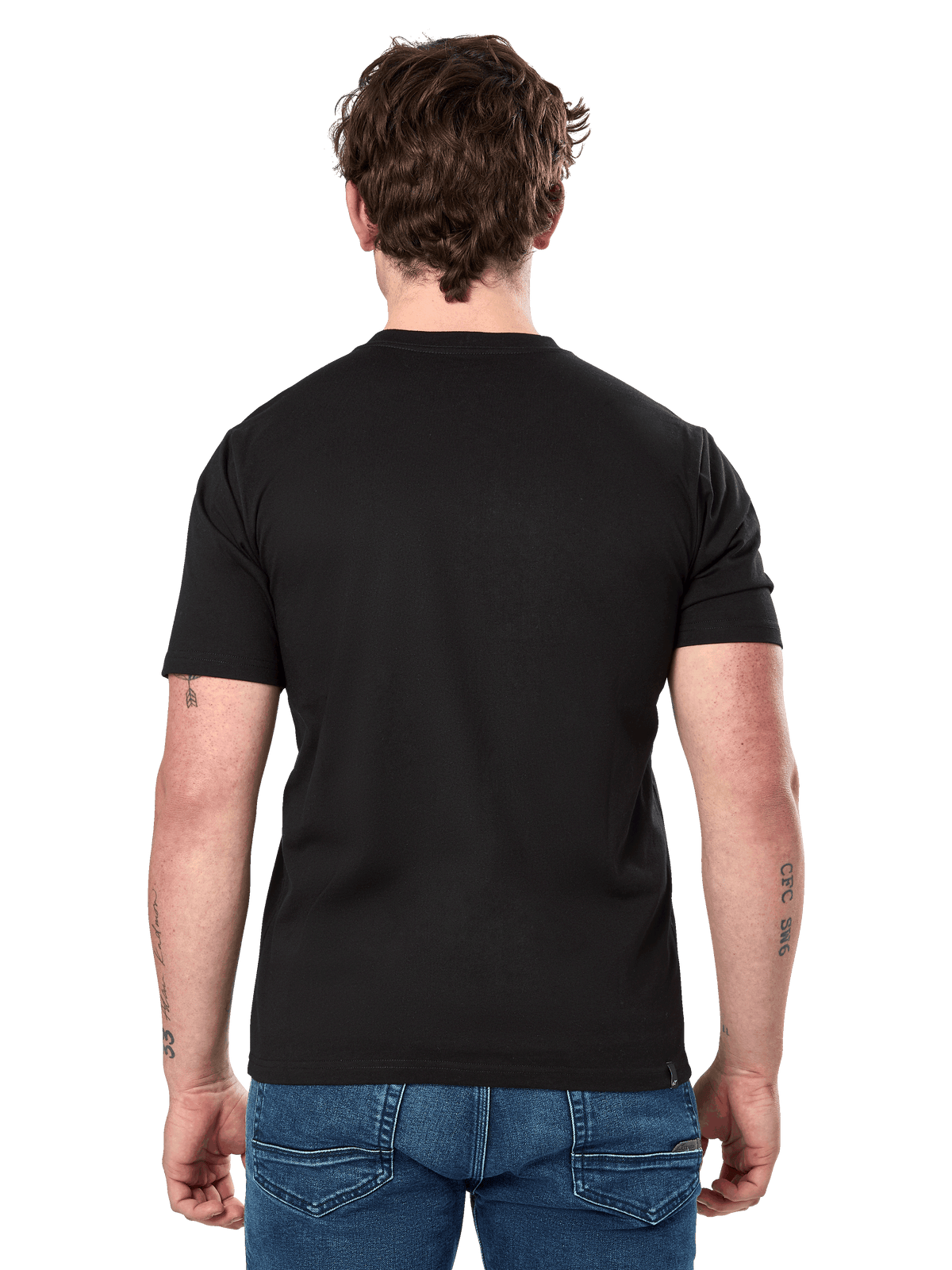 Alpinestars Cereal CSF Tee, T-shirt de manga curta, preta, vista traseira, usada com calças de ganga azuis, streetwear casual inspirado no desporto motorizado