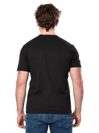 Alpinestars Cereal CSF Tee, T-shirt de manga curta, preta, vista traseira, usada com calças de ganga azuis, streetwear casual inspirado no desporto motorizado