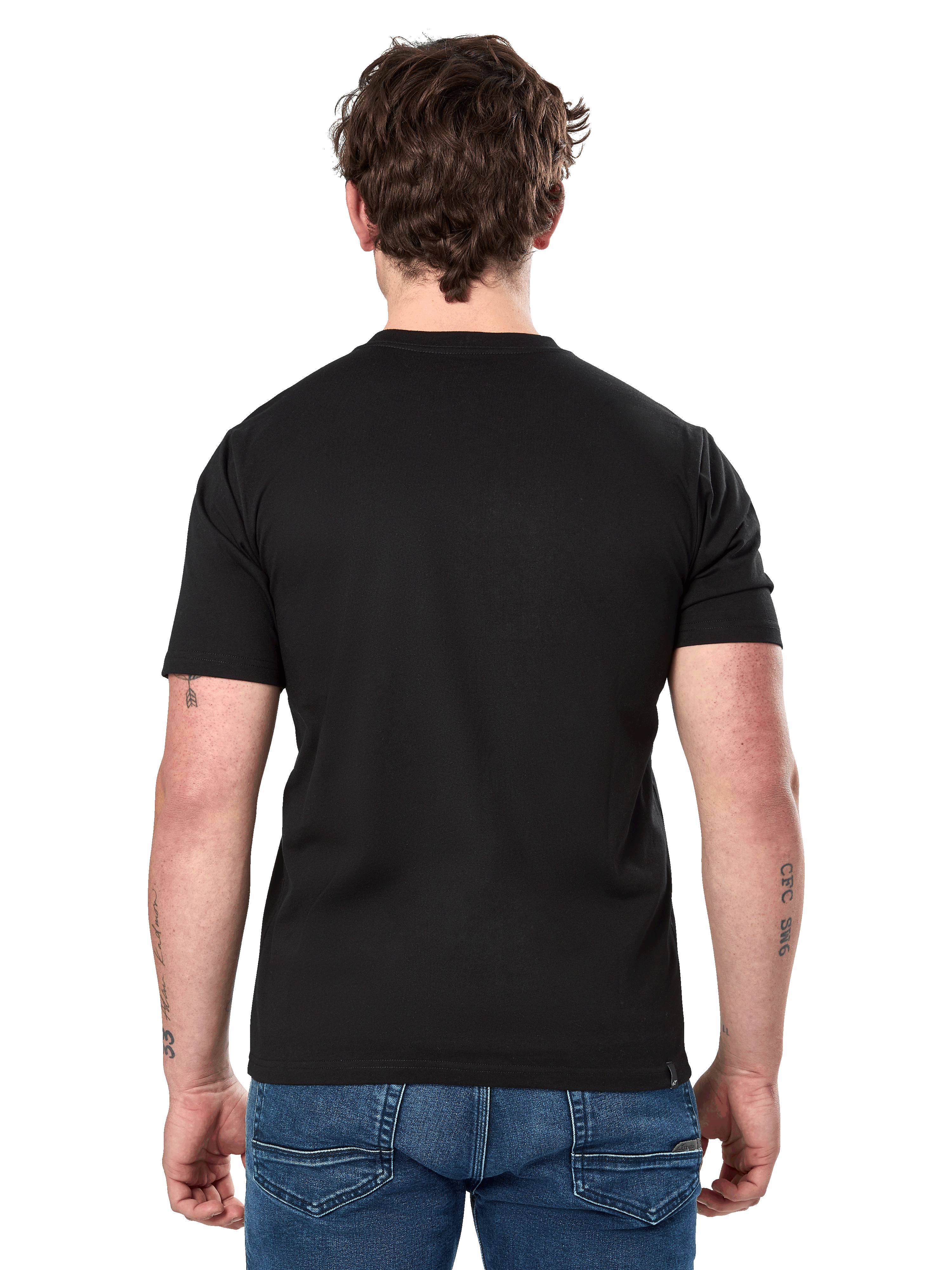 Alpinestars Cereal CSF Tee, T-shirt de manga curta, preta, vista traseira, usada com calças de ganga azuis, streetwear casual inspirado no desporto motorizado