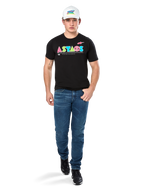Modelo masculino a usar a T-shirt Alpinestars Cereal CSF, t-shirt preta de manga curta com logótipo ASTARS geométrico e colorido, combinada com calças de ganga azuis e boné branco, streetwear casual inspirado no desporto motorizado.