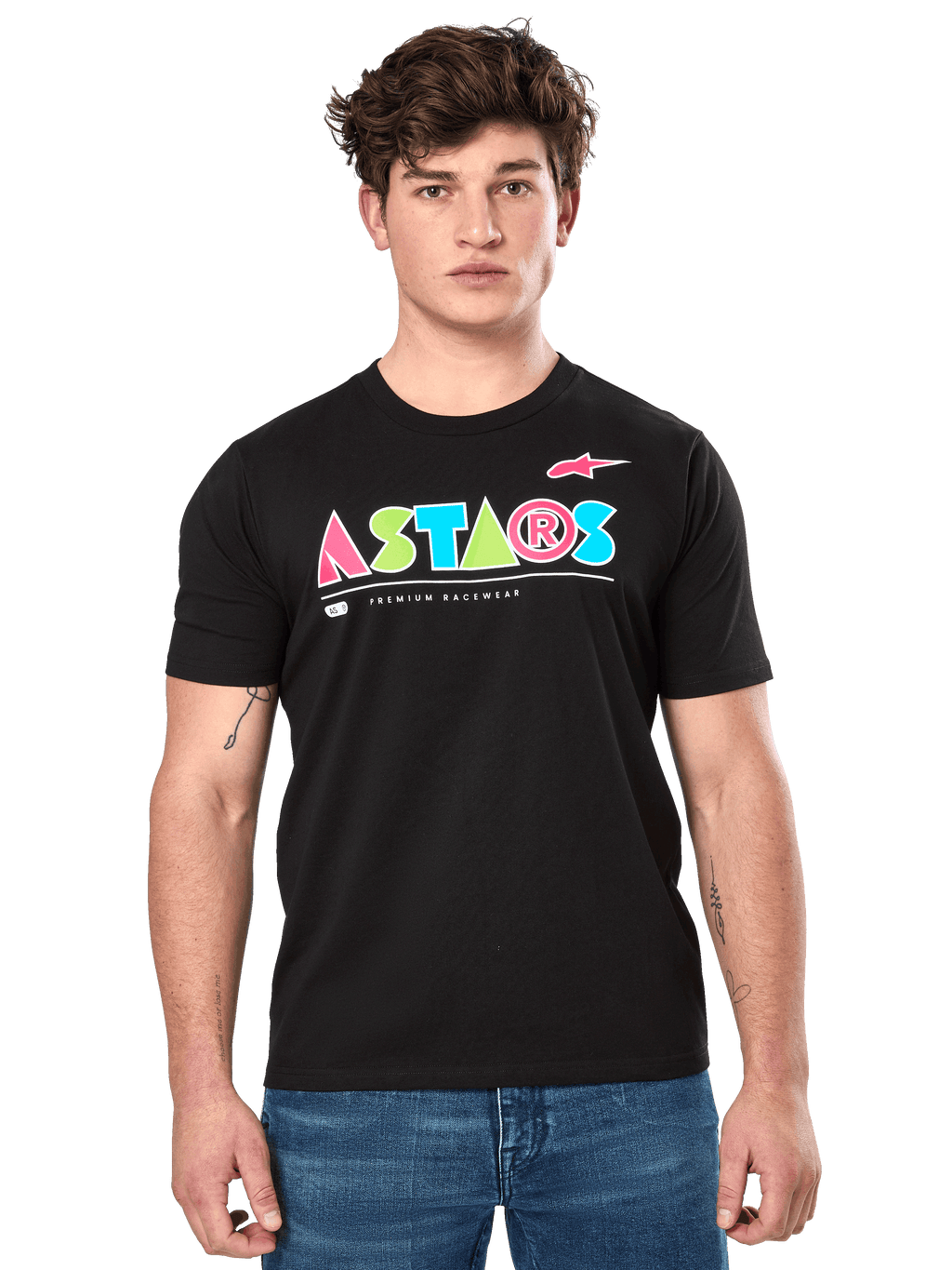 Alpinestars Cereal CSF Tee, t-shirt preta de manga curta, vestida por um modelo masculino, logótipo ASTARS geométrico colorido com o texto Premium Racewear, streetwear casual de motorsport