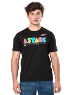 Alpinestars Cereal CSF Tee, t-shirt preta de manga curta, vestida por um modelo masculino, logótipo ASTARS geométrico colorido com o texto Premium Racewear, streetwear casual de motorsport